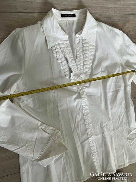 White long-sleeved blouse with pockets
