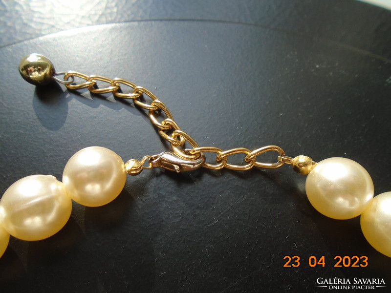 Necklaces made of larger tekla pearls with gold-plated fittings