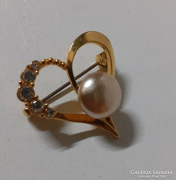 Nice condition gold plated heart shaped brooch pin with small stones and a larger tekla pearl