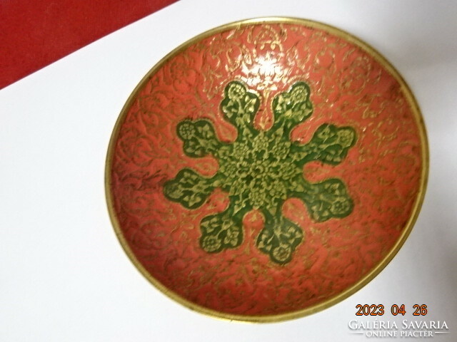 Indiai réz asztalközép, nyomott mintás, színezett, átmérője 11,5 cm. Jókai.