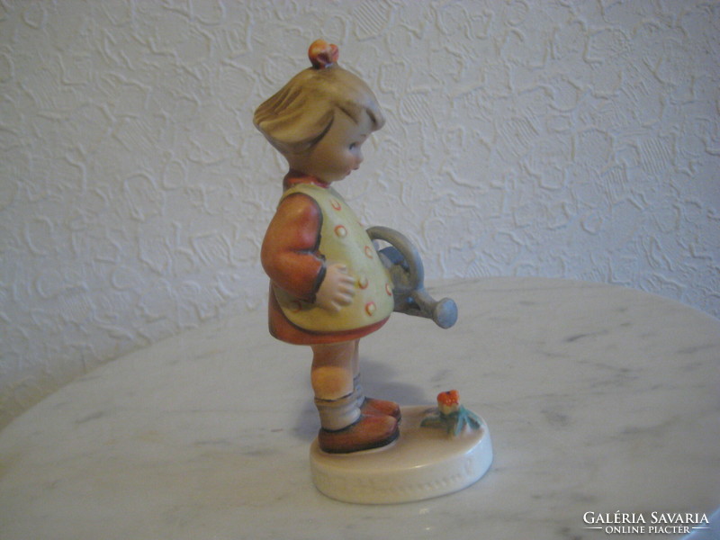 Hummel  kislány  öntöző kannával  11,5 cm