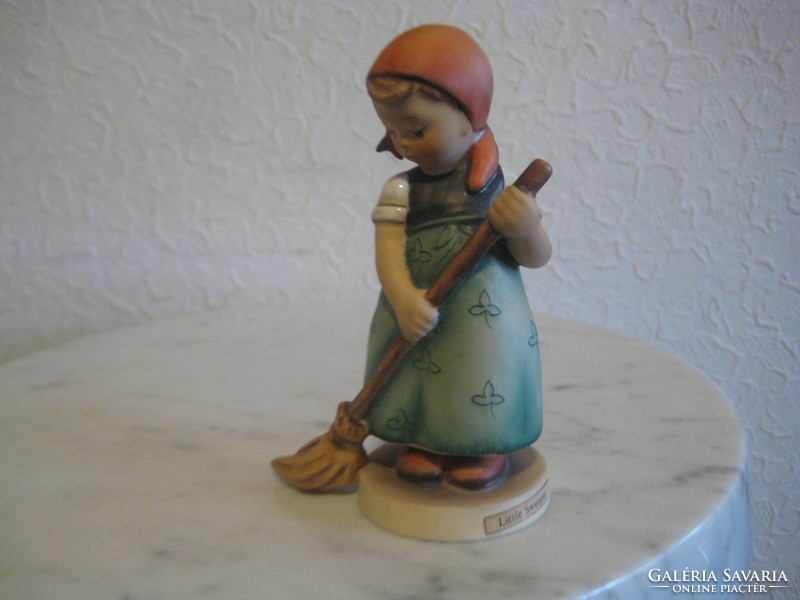 Hummel  a söprögető lányka, Little Sweeper , 12 cm