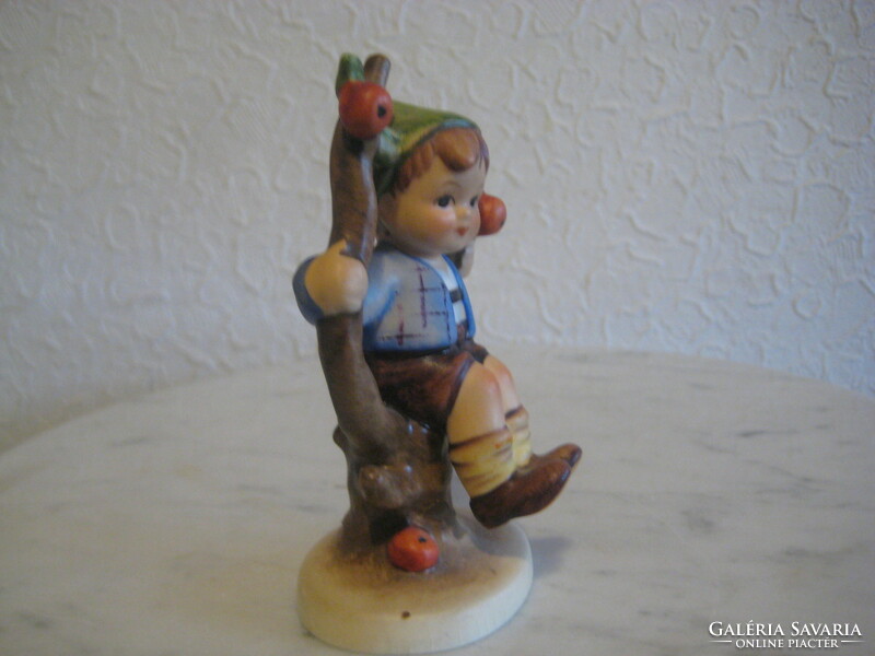 Hummel   kisfiú az alma fán   12 cm
