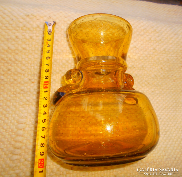 Kézműves vastag falú buborékos  üveg váza szép borostyánszín  hutaüveg
