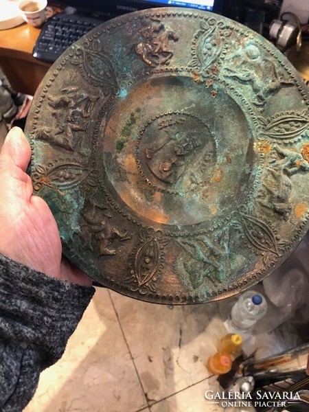 XIX. századi bronz tányér, Szent István jelenetei, 22 cm-es nagyságú.