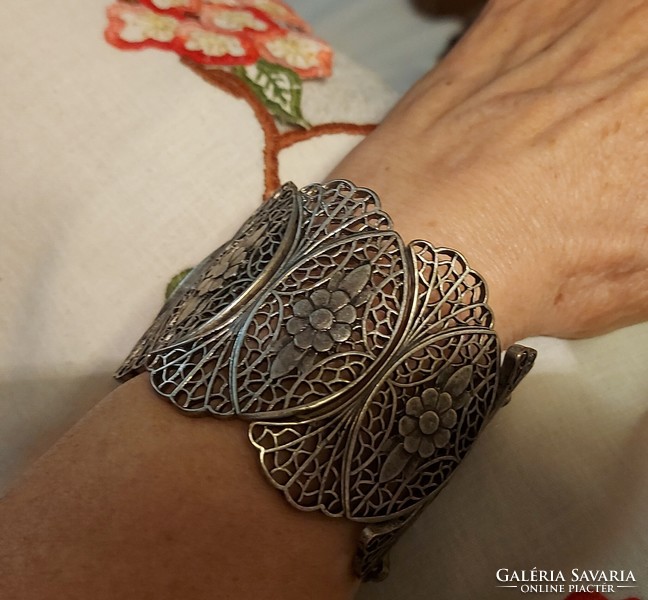 Attractive lace-like bijou bracelet bangle