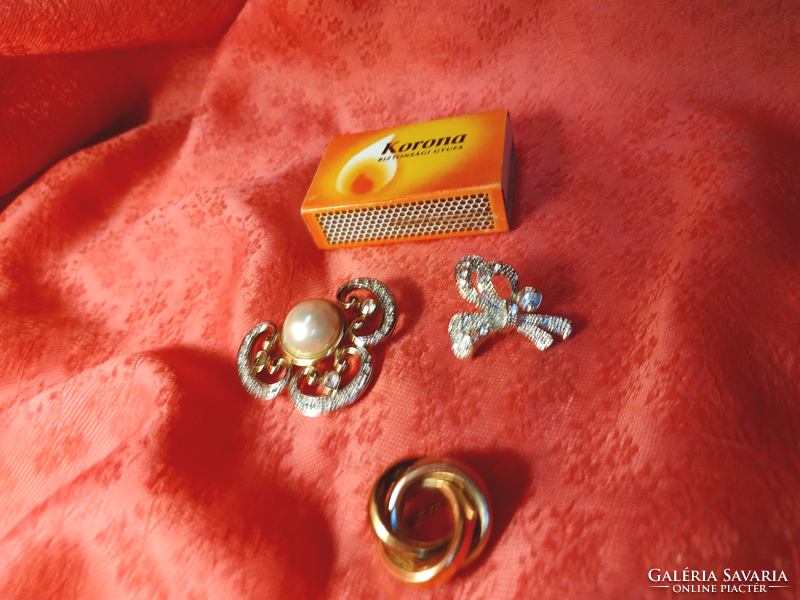 3 Pieces of old badge, brooch