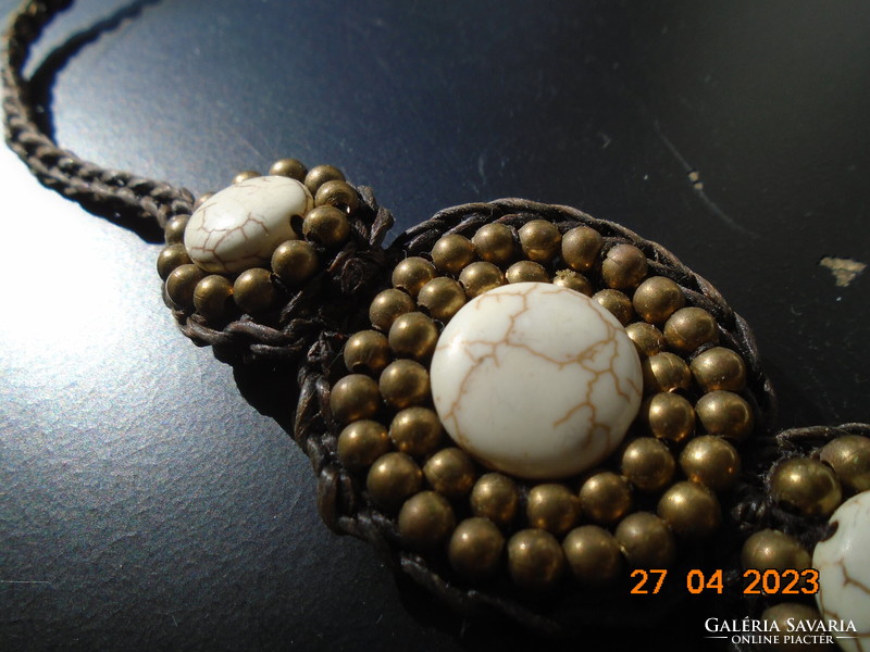 Nepáli törzsi bőr zsinór fonatban foglalt 7 db Howlit korong és arany gyöngy medálból nyaklánc