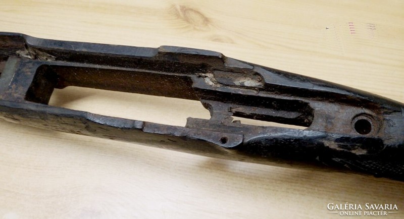 Régi puskatus, Mauser VZ-24 átalakítva, egy darab tömör fából faragva.