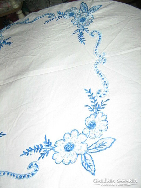 Csodaszép vintage kék virágokkal hímzett terítő