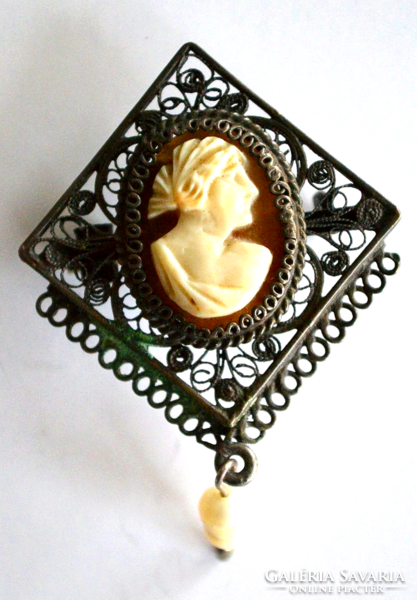 Brooch with pearl and cameo