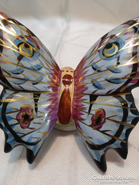 Iparművészeti porcelán pillangó