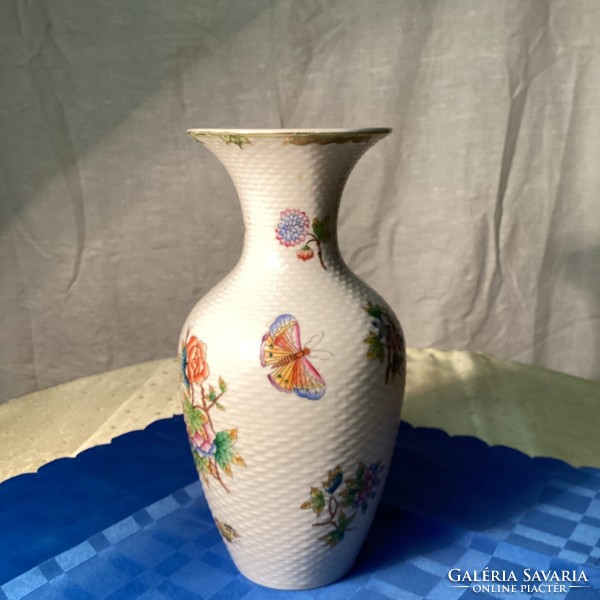 Herendi vbo Viktória mintás kézi festésű porcelán váza kosár mintás felülettel 25 cm.