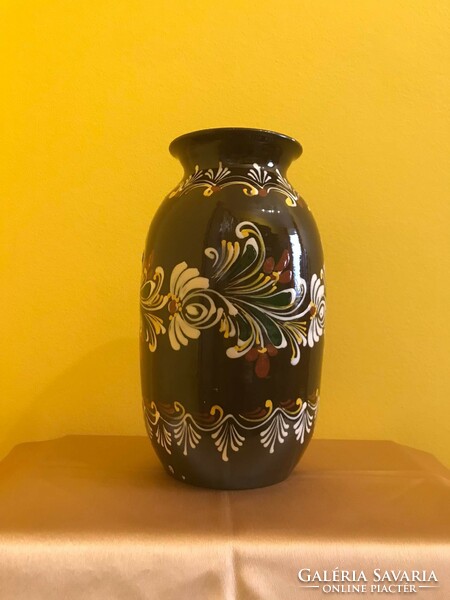 Kézzel festett kerámia váza néhai Nagypál Béla munkája, 27cm