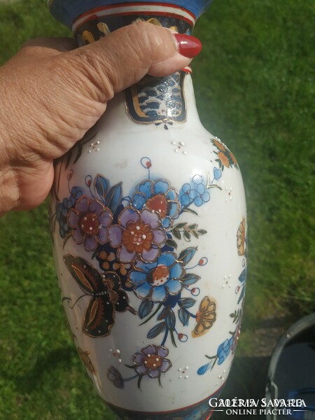 Porcelán virágos, lepkés váza eladó!