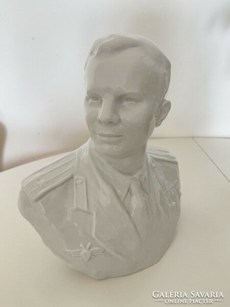 Lomonosov LFZ porcelán szobor Gagarin