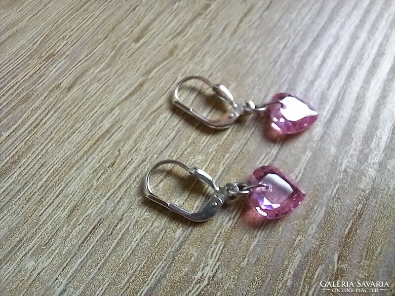 Ezüst fülbevaló rózsaszín szív alakú kővel