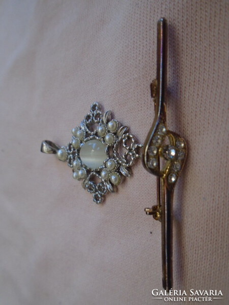 Old brooch in good condition, a wonderful pendant. Also makes an excellent gift. With marcasite stones