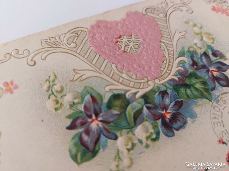 Régi képeslap selyem rátéttel dombornyomott levelezőlap szív ibolya gyöngyvirág