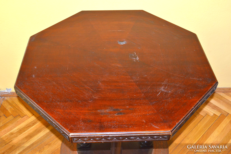 Salon table decorated with red copper border at the bottom