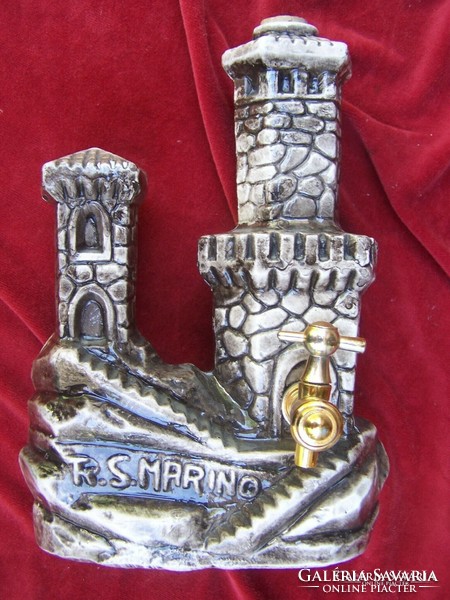 Guaita erődöt formázó (San Marino). röviditalos palack  23,5 x 16 cm. Dugóval és csappal.