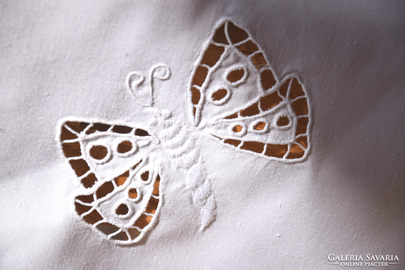 Gyönyörű Hímzett riselt ünnepi nagy terítő asztalterítő lepke pillangó minta futó 198 x 86 cm