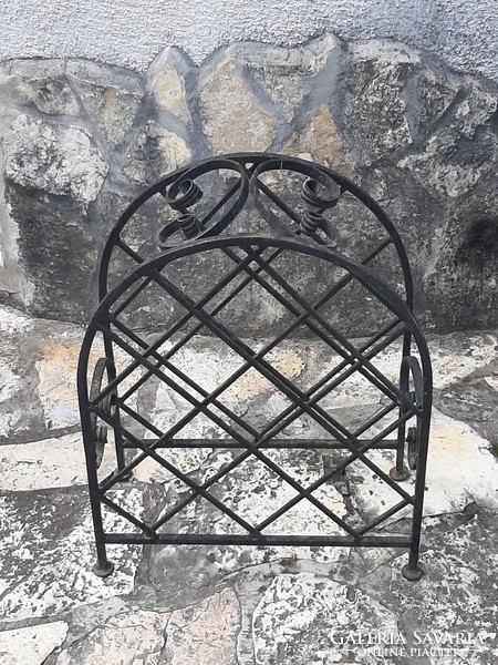 Wrought iron wine rack for storing 11 wines