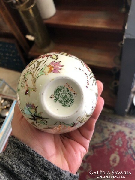 Zsolnay porcelán váza, 13 x 9 cm magas, hibátlan darab.