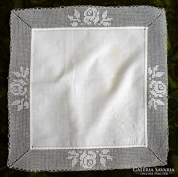 Horgolt csipkés régi díszzsebkendő tálcakendő 24,5 x 25 cm rózsa minta , hímzett margit monogramm