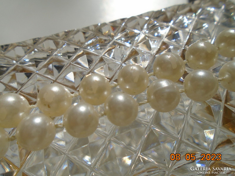 Régebbi egyenként csomózott fehér gyöngyökből nyakék ezüstözött kapoccsal
