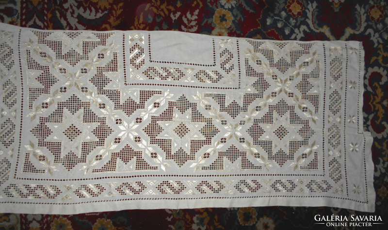 Antik vászonszövésű  komod terítő- vagdalásos selyemszálas hímzés   118-110 cm  X  48 cm