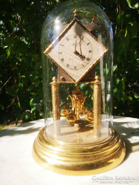 Art Deco 400 napos éves járatú üveg búrás asztali óra jelzett, vésett számlap, gyönyörű kocka forma