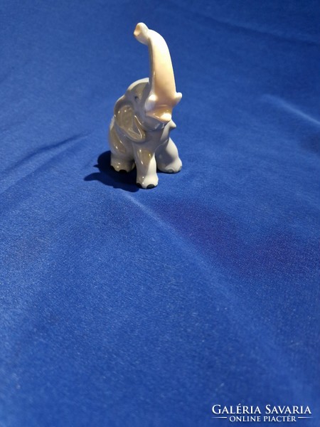 Aquincumi jelzésű porcelán kis elefánt figura nipp szobor