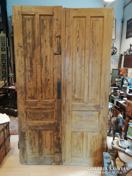 Nagy méretű szatócsbolti ajtók, tömör fenyő patinás ajtók párban kezelt 100 éves masszív ajtók