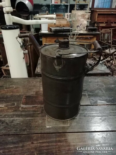 Petroleum or oil can, tin can, spouted oil can with lid, decoration