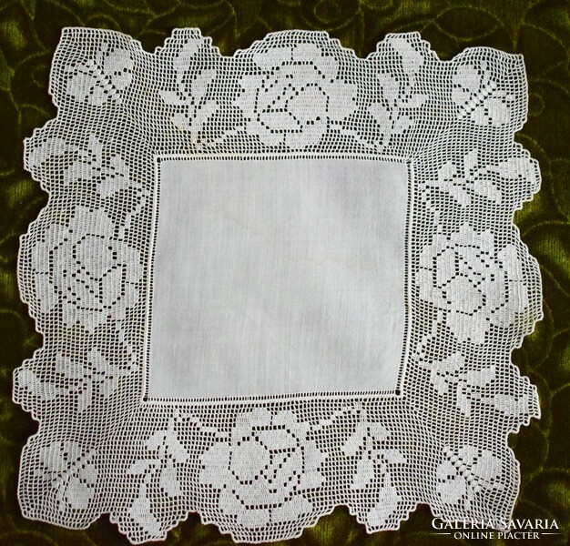 Horgolt rózsa és pillangó minta csipkés régi díszzsebkendő , tálcakendő 26,5 x 25,5 cm