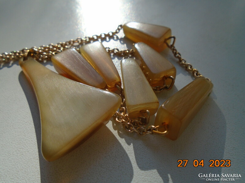 Art Deco faragott szaru geometrikus formájú gyöngyökből nyakék aranyozott lánccal