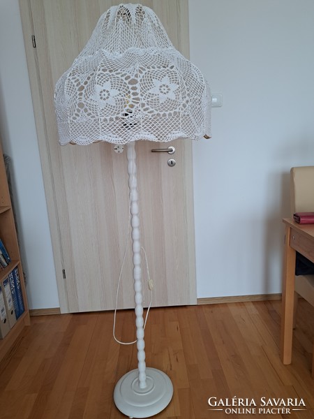 Állólámpa horgolt lámpabúrával
