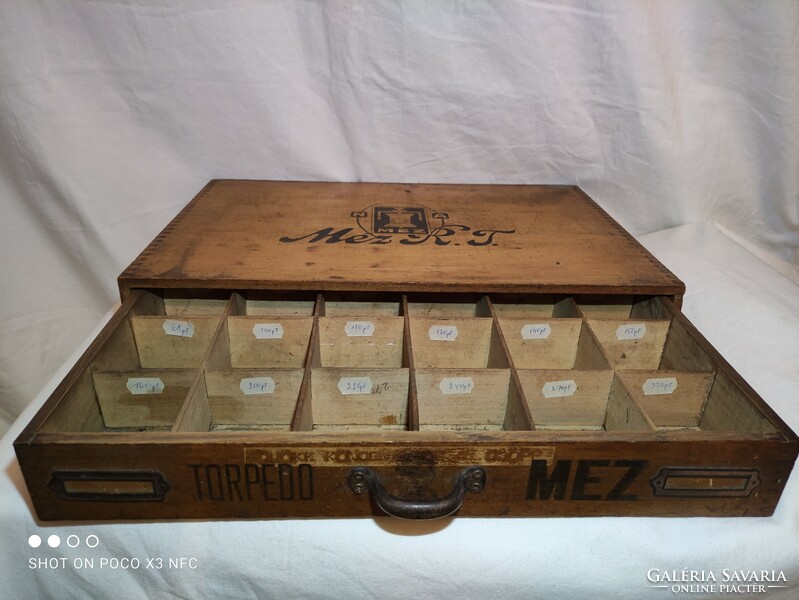 Antik MEZ RT TORPEDO  szatócsbolti  fiók fa doboz szekrény varródoboz cérnatartó