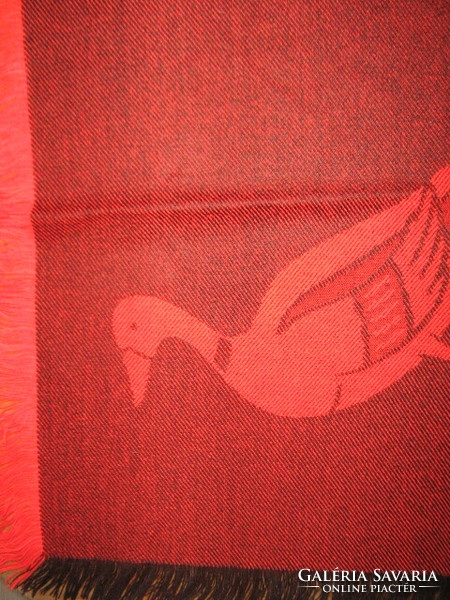 Csodaszép kacsa mintás pihe-puha szőttes terítő piros fekete árnyalataiban