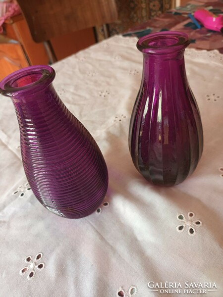 Vintage lila üvegvázák párban külöböző mintával