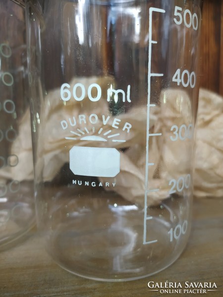 Régi laboros üveg kiöntők mércék