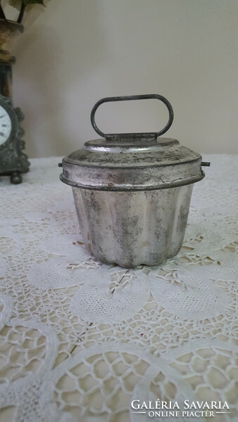 Old, small-sized tin pudding, kuglóf form