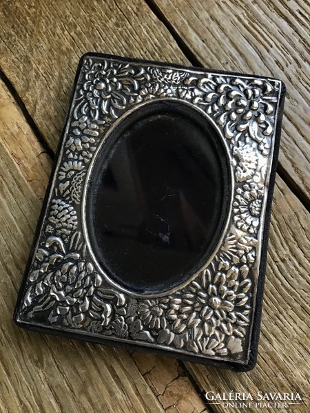 Régi 925-ös ezüst lemezzel borított jelzett üvegezett fa fényképtartó, kopott bársony borítással