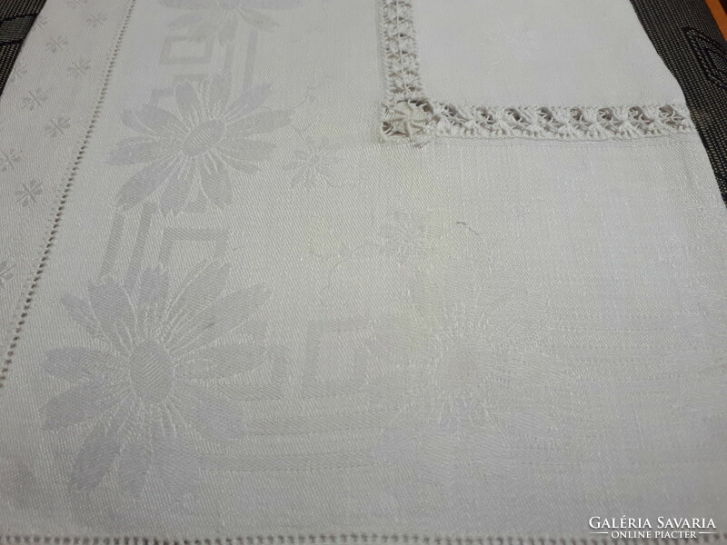 Silk paste embroidered with thread drawing technique