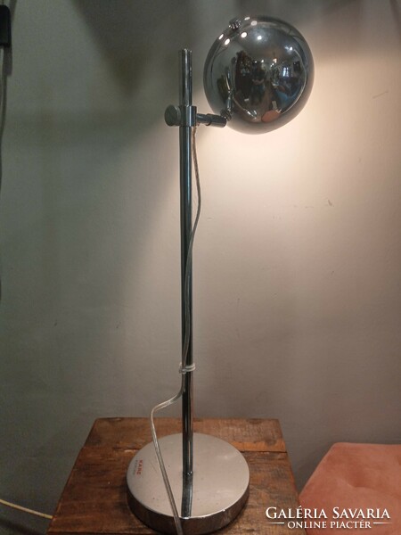 Kare design krómozott  álitható asztali lámpa. Alkuképes.