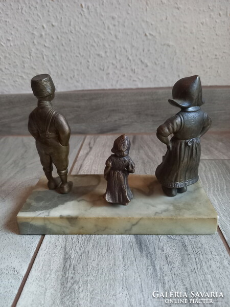 Márvány talapzaton régi bronz szobrok (apa, anya, kislányuk)