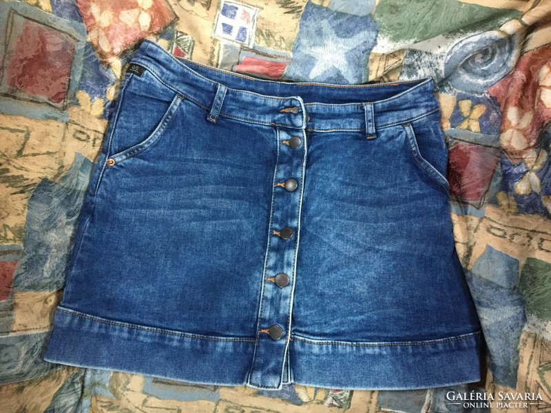 Very good fit, denim skirt with buttons throughout, q/s design, I think size m/l