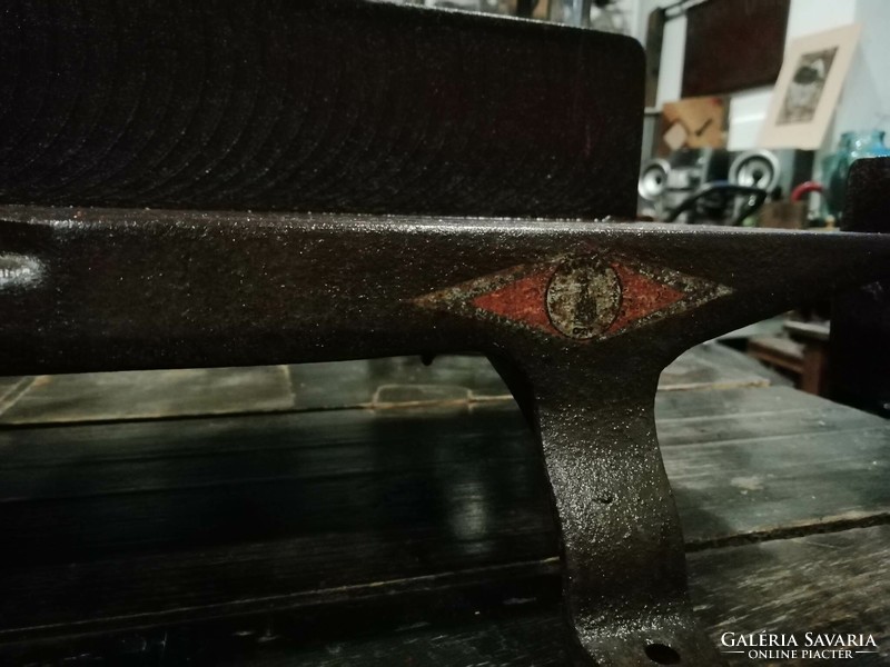 Gérvágó, öntöttvas jelzett darab, 20. század első feléből, szép patinás régi szerszám