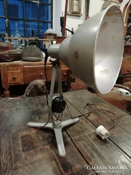 Műhely, műszerész lámpa, íróasztali lámpa, "vallató lámpa" 1950-es évekből, ezüst szín, bakelit kap